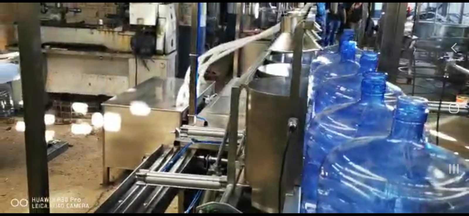 Lavadora y llenadora lineal