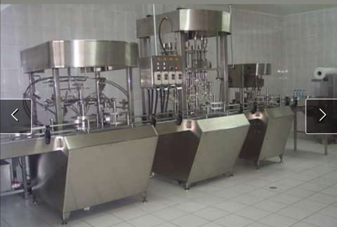 FOTO: Llenadora automática en acero inoxidable en operación